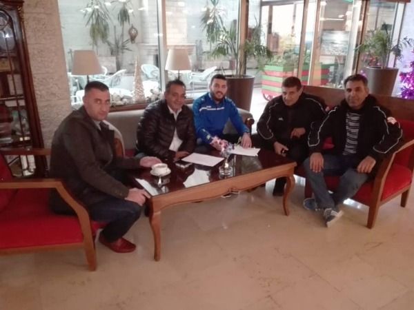 قويدر خلال التوقيع