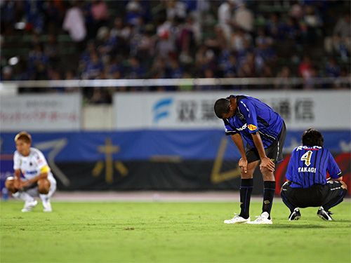 حسرة لاعبي جامبا أوساكا بعد خروجهم المبكر من كأس نابيسكو 2010