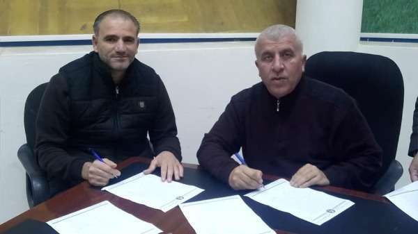 جانب من التوقيع