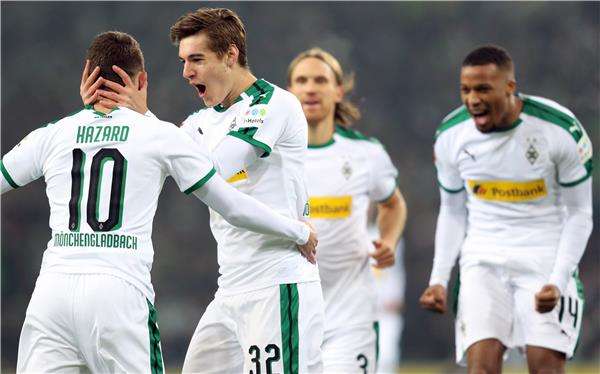 هازارد مع لاعبي مونشنجلادباخ 