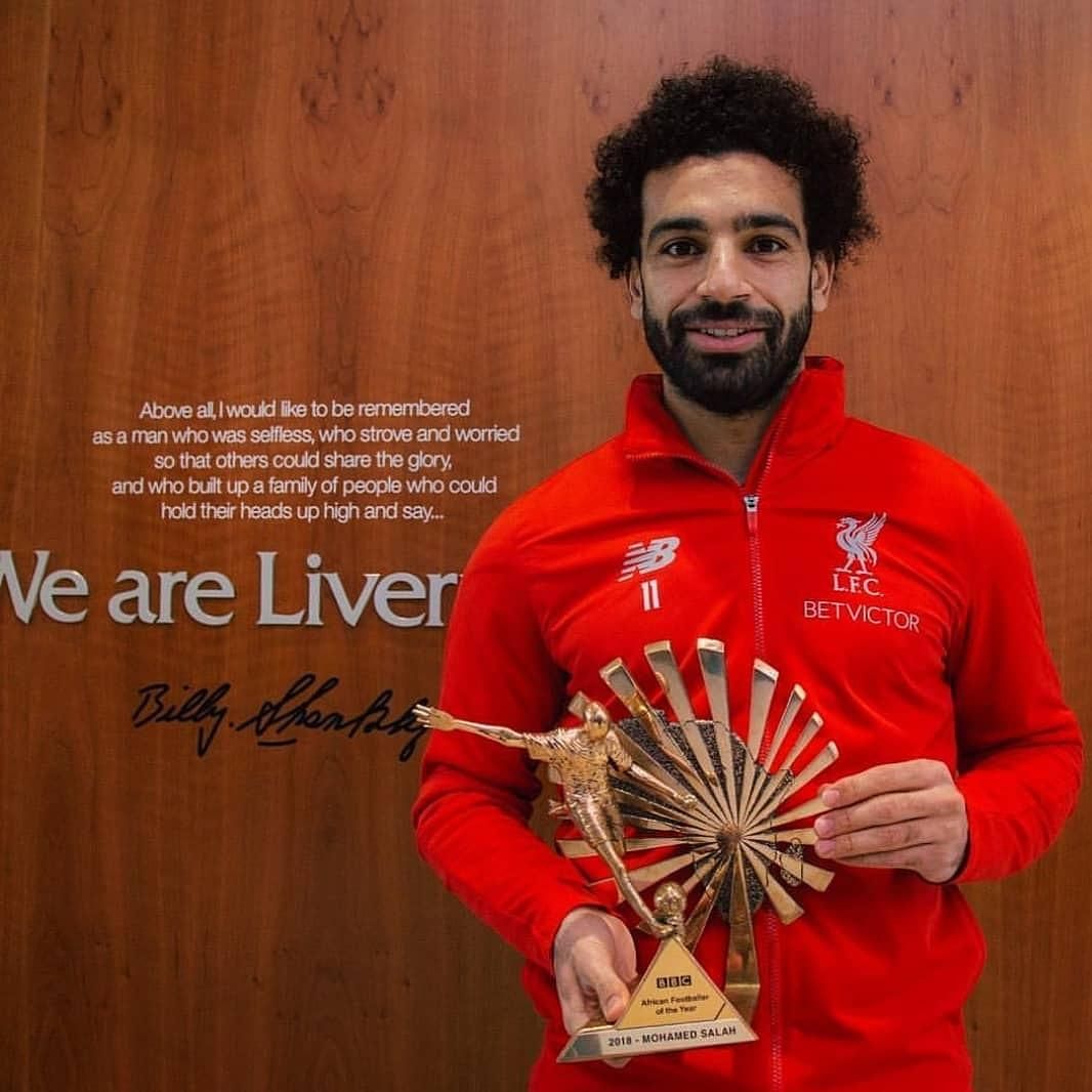 محمد صلاح بعد تسلمه الجائزة