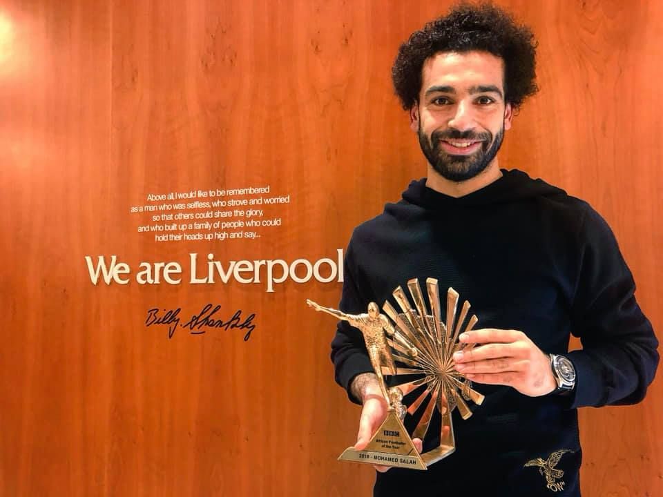 محمد صلاح مع الجائزة