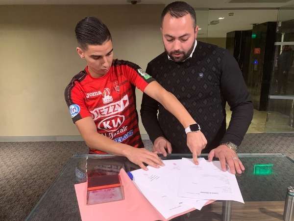 اللافي أثناء توقيعه لاتحاد العاصمة