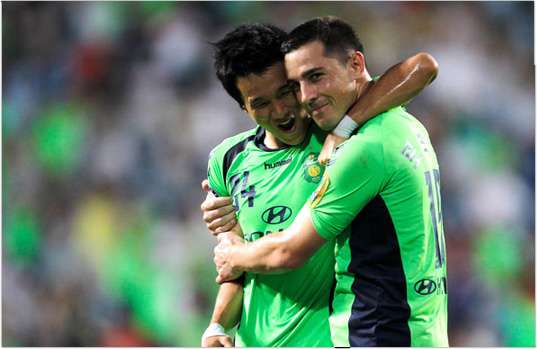 المدافع لي يو هان ( يسار ) بجانب زميله المهاجم الكرواتي كرونوسلاف لوفريك