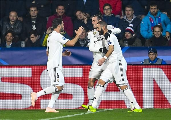 بيل مع لاعبي ريال مدريد