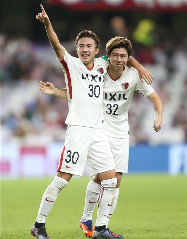 هيروكي آبي (يسار) بعد تسجيله الهدف الحاسم لكاشيما