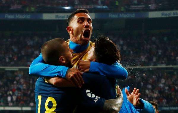 بافون مع لاعبي بوكا جونيورز