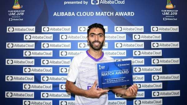 حسين الشحات مع جائزة أفضل لاعب في لقاء الترجي