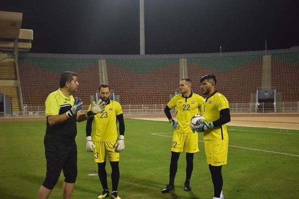 بيطار مع حراس مرمى سوريا