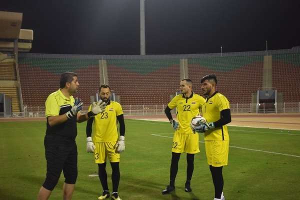 بيطار مع حراس مرمى سوريا