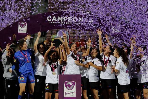 احتفال لاعبات فريق سانتياجو مورنينج بلقب الدوري التشيلي 2018