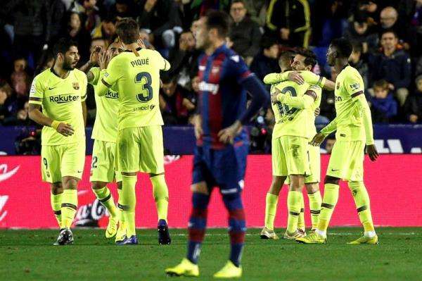 ميسي مع لاعبي برشلونة