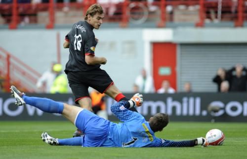 2010-09-11t142145z_01_crc08_rtridsp_3_soccer-europe-scotland_reuters
