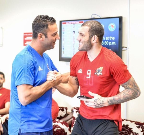 جانب من ترحيب اللاعبين لميدو