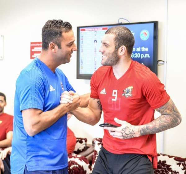 جانب من ترحيب اللاعبين لميدو