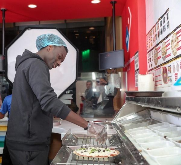 جوميز خلال صناعته للبيتزا