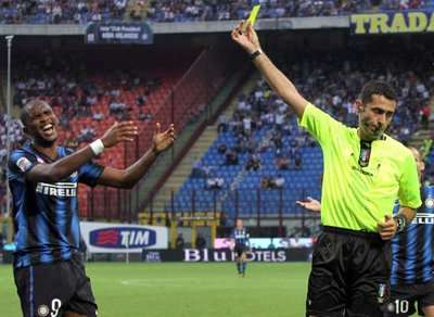 الحكم يشهر البطاقة الصفراء بوجه ايتو