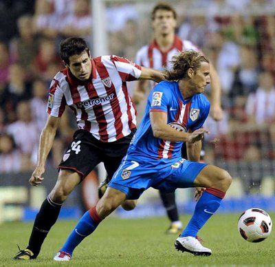  فورلان  يحاول السيطرة على الكرة أمام لاعب خط الوسط خافي مارتينيز