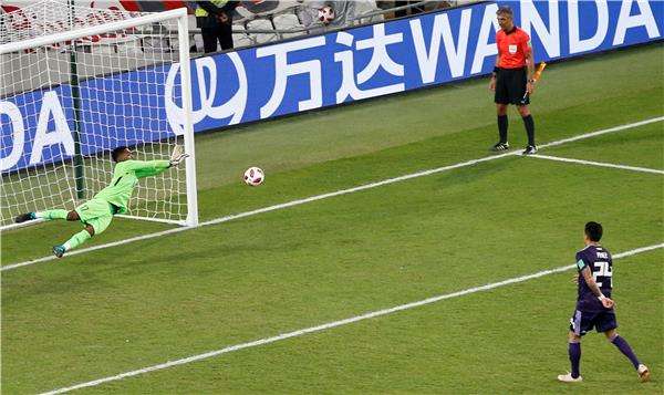 خالد عيسى يتصدى لركلة الترجيح