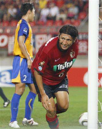 كوجي ناكاتا عند إحرازه هدف الفوز لفريقه كاشيما بمرمى فيجالتا