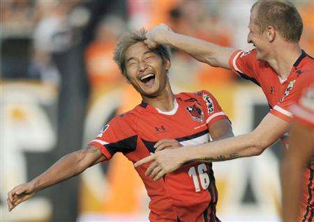 لي تشون سو يحتفل بعد نجاحه في هز شباك فريق شيميزو بولسه