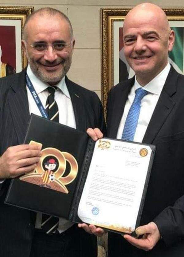 طارق بوشماوي يسلم الدعوة الرسمية لرئيس فيفا