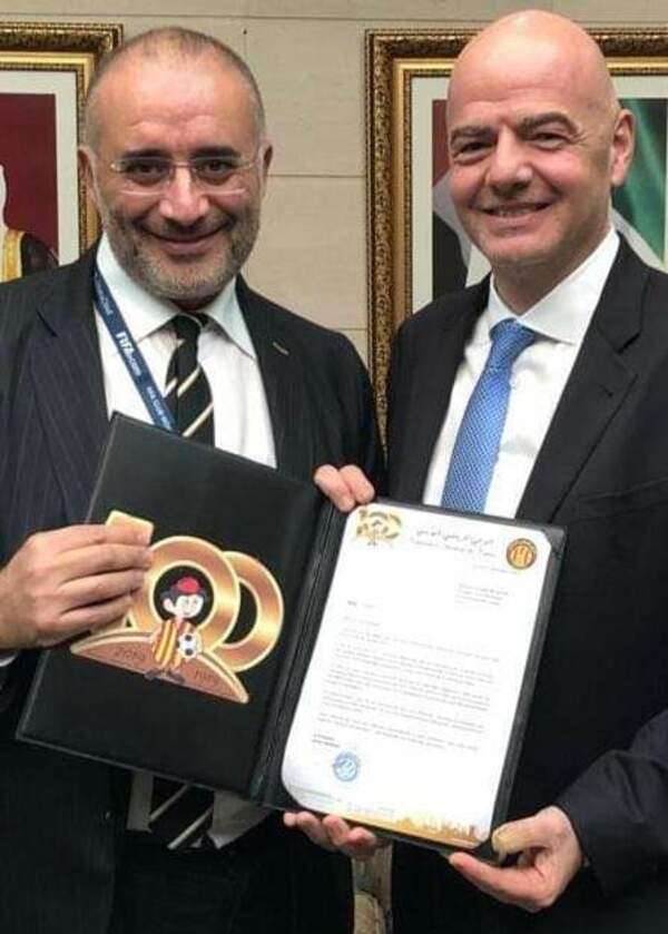 طارق بوشماوي يسلم الدعوة الرسمية لرئيس فيفا