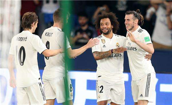 بيل مع لاعبي ريال مدريد