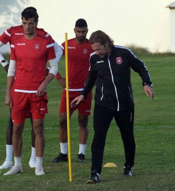 دي فيلد خلال التدريبات 