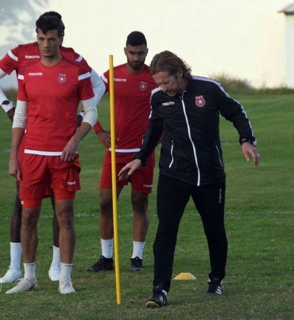 دي فيلد خلال التدريبات 