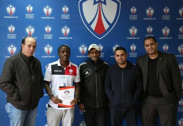 جانب من توقيع العقد