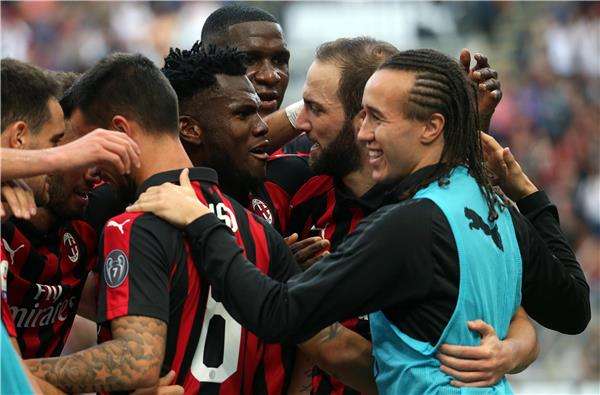 جونزالو هيجوين مع لاعبي ميلان