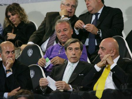 زاكيروني ( القميص البنفسجي ) شاهد مباراة تشيزينا وميلان من المدرجات