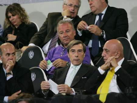 زاكيروني ( القميص البنفسجي ) شاهد مباراة تشيزينا وميلان من المدرجات