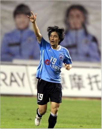 آهن جونغ هوان بعد إحرازه هدف الفوز لفريقه داليان الصيني