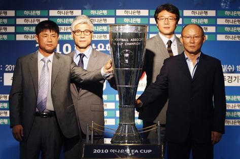 مدربي الأندية المتأهلة لدور النصف النهائي وقفوا بجانب الكأس في المؤتمر الصحفي 