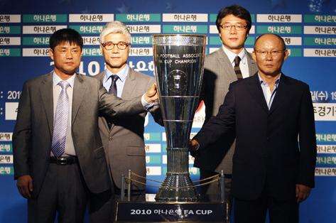 مدربي الأندية المتأهلة لدور النصف النهائي وقفوا بجانب الكأس في المؤتمر الصحفي