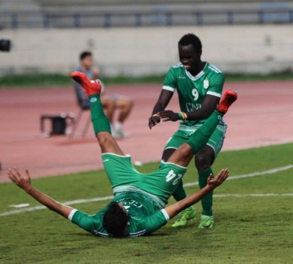 لاعبا الأنصار الحاج مالك وحسام اللواتي