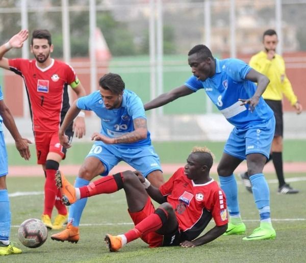 لاعب السلام بو باكار مسالي على الأرض