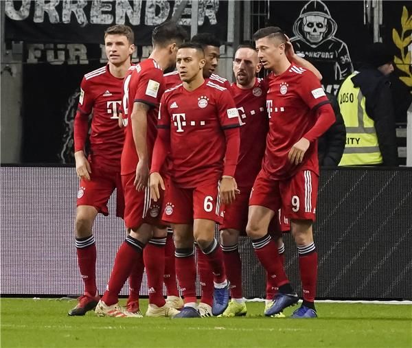 فرانك ريبيري مع لاعبي بايرن ميونخ