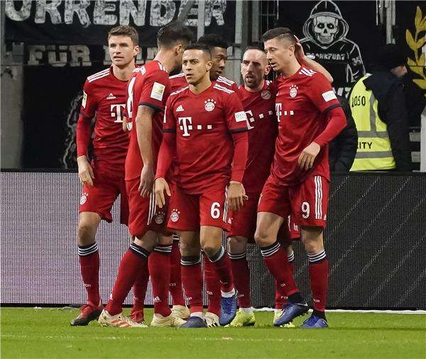 فرانك ريبيري مع لاعبي بايرن ميونخ