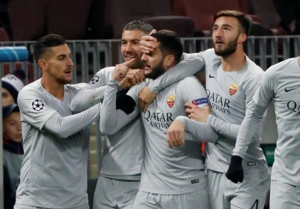 مانولاس مع لاعبي روما