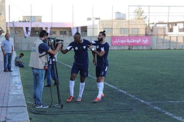 خالد سالم مهاجم بلاطة وهداف الدوري يحتفل بأحد اهدافه 