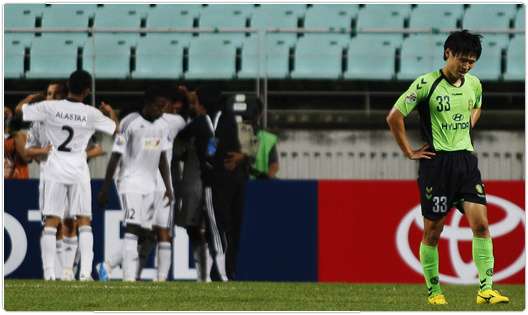 لاعب الوسط بارك وون جاي في حالة حزن بعد خسارته أمام الشباب السعودي