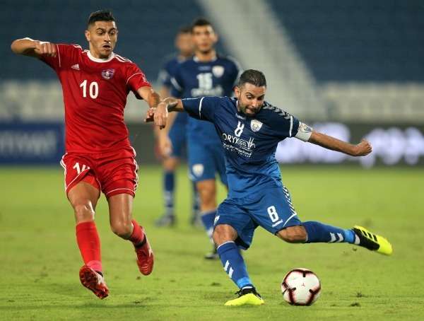 أنور ديبا (على اليمين)