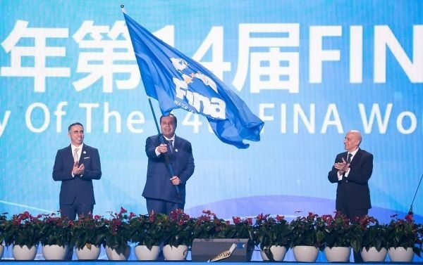 لحظة استلام العلم