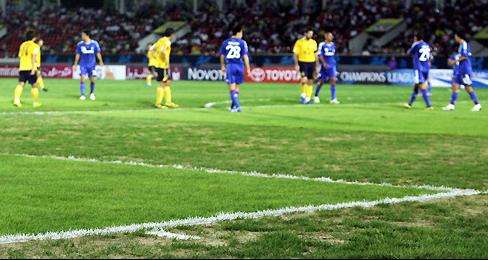 أرضية ملعب المباراة أصبحت القضية الكبرى بين الفريقين