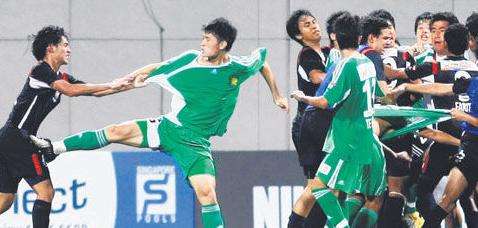 الشجار بين لاعبي بكين ( الاخضر ) وليونز ( الأسود ) أشعل الفتنة بين الدولتين