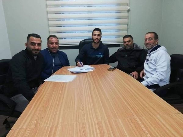 جانب من توقيع العقد 