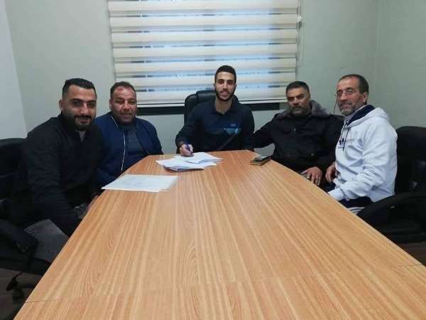 جانب من توقيع العقد 